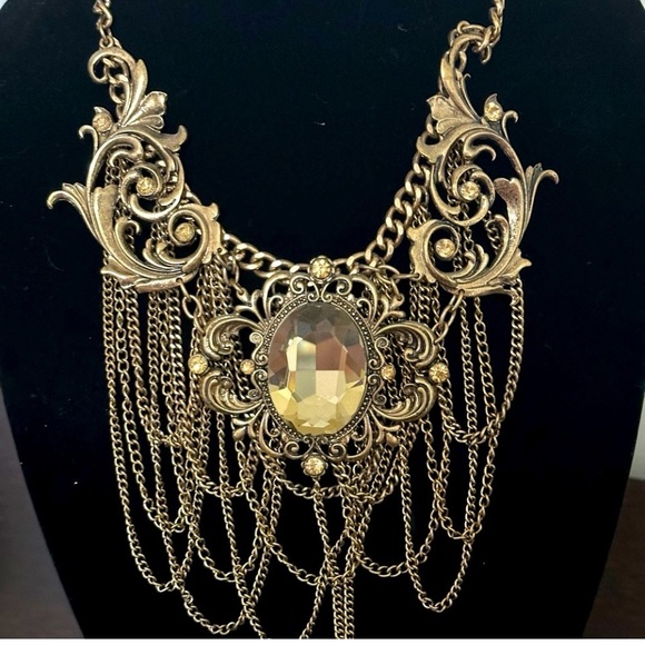 NWOT STUNNING GOLD PLATED STATEMENT NECKLACE with earrings included - Picture 5 of 9